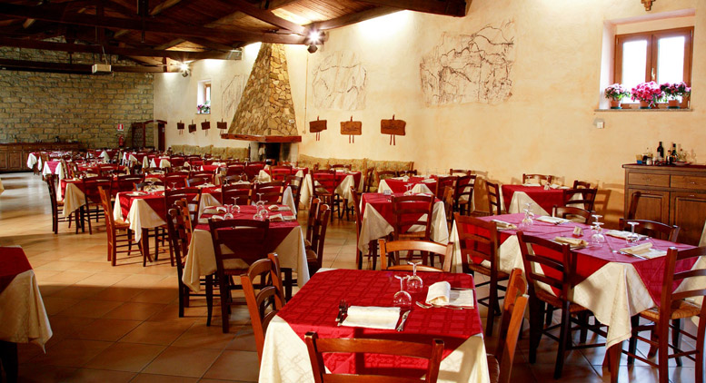 Esterno del ristorante di sera