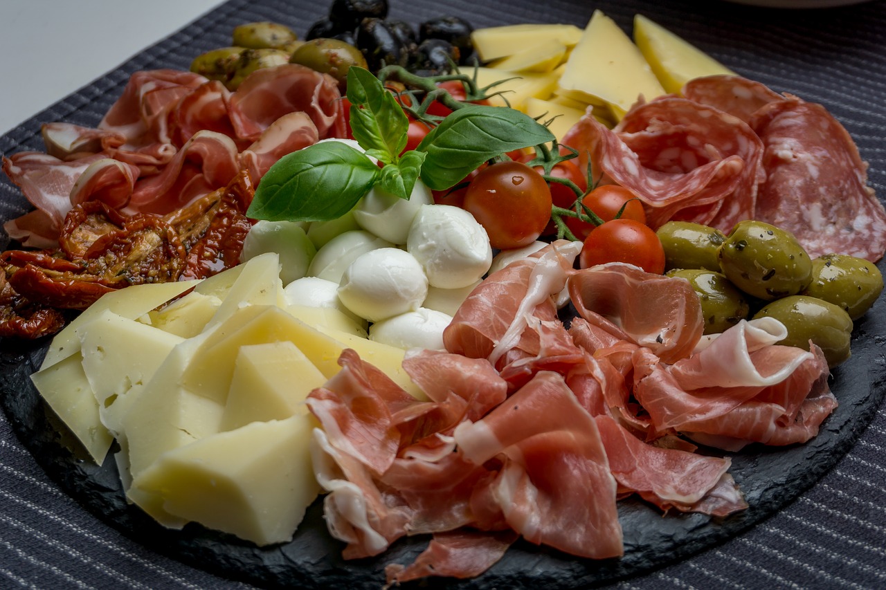 Tagliere di salumi, formaggi e verdure