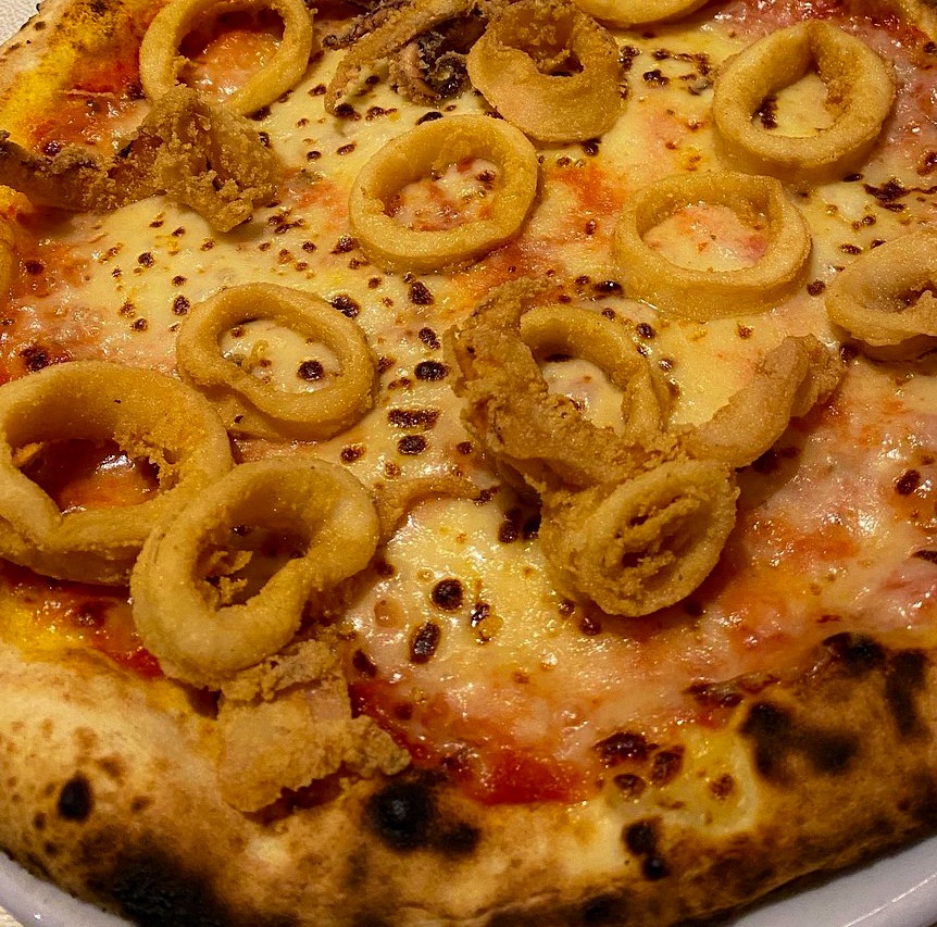 Pizza con calamari fritti